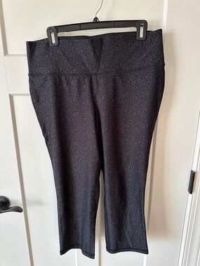 Livi Active Black Speckle Cropped High-Waist Capris